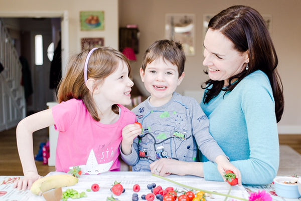 mum with two children and healthy food